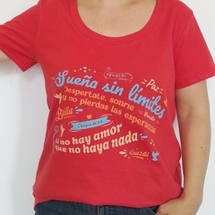 Remera Palabras Escote Redondo Rojo - comprar online
