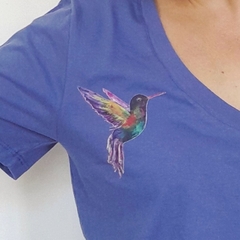 Remera Colibri Escote V Azul Cobalto - Despertate