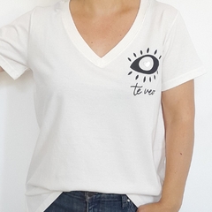 Remera Te Veo Escote V Crudo - comprar online