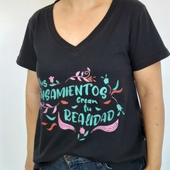 Remera Pensamientos Escote V Negro en internet