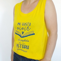 Musculosa Mi Historia Amarillo en internet