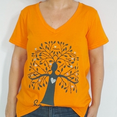 Remera Arbol Escote V Naranja