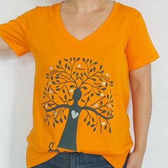 Remera Arbol Escote V Naranja - comprar online