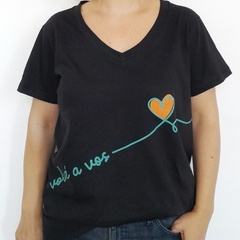 Remera Volve a Vos Escote V Negro