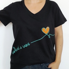 Remera Volve a Vos Escote V Negro - comprar online