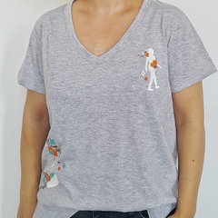 Remera Libre Escote V Gris