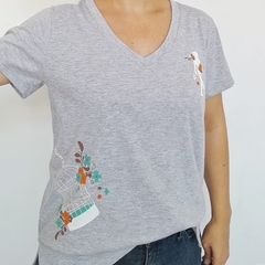 Remera Libre Escote V Gris - comprar online