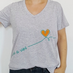 Remera Volve a Vos Escote V Gris - comprar online