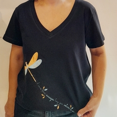 Remera Libelula Escote V Negro