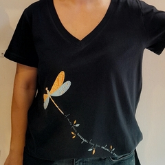 Remera Libelula Escote V Negro - comprar online