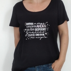 Remera Palabras Escote Redondo Negro