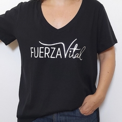 Remera Fuerza Vital Escote V Negro - comprar online