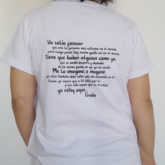 Remera Frase Frida Blanco Escote V en internet