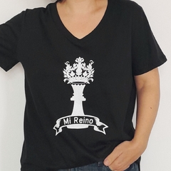 Remera Mi Reino Escote V Negro - comprar online