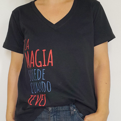 Remera Escote V Magia Negro