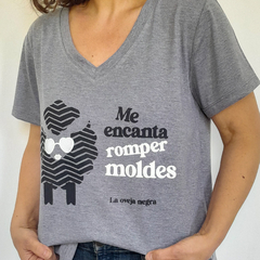 Remera Oveja Negra Escote V Gris Melange - Despertate