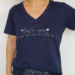 Remera Espejos Escote V Azul - comprar online