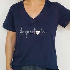 Remera Despertate Escote V Azul - comprar online