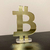 Placa Decorativa Bitcoin em Acrílico Espelhado Dourado