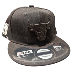 Gorra SnapBack Bulls Logo Metal Regulable