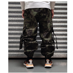 Pantalon cargo ancho con tiras camuflado militar - KITCH TECH