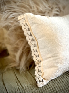 ALMOHADON CON PUNTILLA LATERAL6 El Almacen de Toto