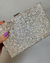 Bolsa prata clutch com mini strass, mostrando seu brilho e detalhes. Produto elegante para ocasiões especiais.