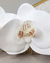 Grinalda para Noivas: Combinação Romântica de Orquídeas e Pérolas