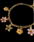 Tornozeleira Flowers em corrente elo português, adornada com pingentes de flores vibrantes e resina colorida, um toque de elegância e alegria para o seu look."