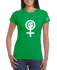 Feminismo. Puño. Lucha. Remera entallada de algodón peinado premium!