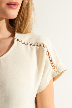 BLUSA CON ENTREDOS (24501) en internet