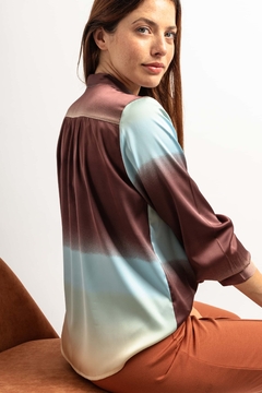 27010 blusa con lazo saten estampado - comprar online