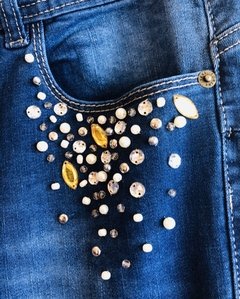 Jean bordado con tachas, perlas y strass a mano en bolsillos - comprar online