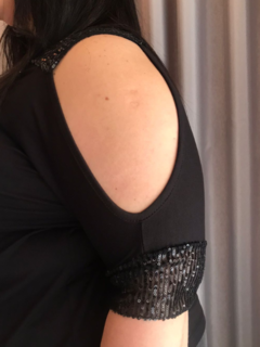 Remera de modal viscosa con hombro descubierto y lentejuelas en internet