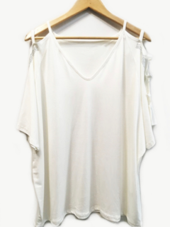Remerón con tachas y hombro descubierto en internet