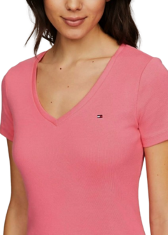 Camiseta Tommy Hilfiger Feminina Rosa Gola V - comprar online