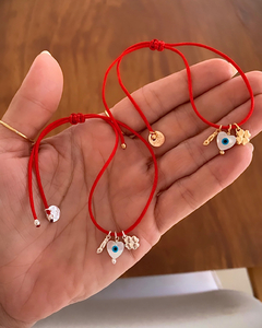 Pulseira Macramê AYSE Fio de Cetim c/ Mini Pingentes Coração c/ Olho Grego Madrepérola, Trevo e Figa - Banhada à Ouro / Banhada à Prata ☆ - loja online