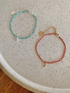 Pulseira ELIF Corrente Mini Cadeado Trançada c/ Fio de Algodão e Pingente Coração Zircônia - Banhada à Ouro / Banhada à Prata ☆ - comprar online