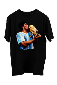 Remera Maradona Besando la copa (Nevada o Negra) - comprar online