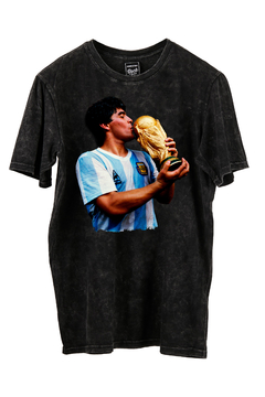 Remera Maradona Besando la copa (Nevada o Negra)