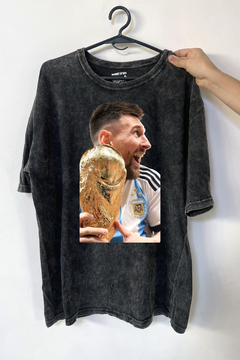 Remera Messi Agarrando La Copa (Nevada o Negra)