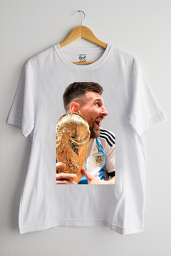 Remera Messi Agarrando La Copa (Nevada o Negra) en internet