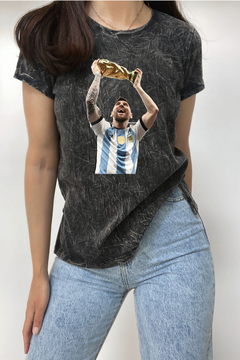 Remera Messi Levantando La Copa (Nevada)