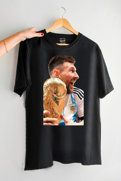 Remera Messi Agarrando La Copa (Nevada o Negra) - comprar online