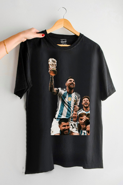 Remera Messi levantando La Copa y el Kun (Nevada, Negra o Blanca) - comprar online