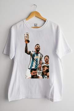 Remera Messi levantando La Copa y el Kun (Nevada, Negra o Blanca) en internet