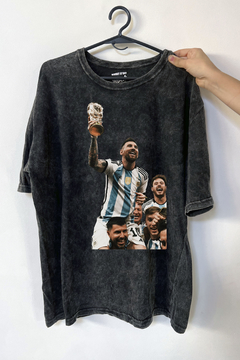 Remera Messi levantando La Copa y el Kun (Nevada, Negra o Blanca)
