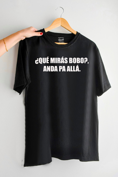 Remera ¿QUÉ MIRÁS BOBO?, ANDA PA ALLÁ (Nevada,Negra o Blanca) - comprar online