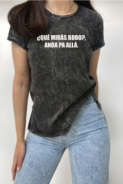 Remera ¿QUÉ MIRÁS BOBO?, ANDA PA ALLÁ (Nevada)