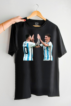 Remera Messi - Julian ' Choque de manos (Nevada o Negra) - comprar online